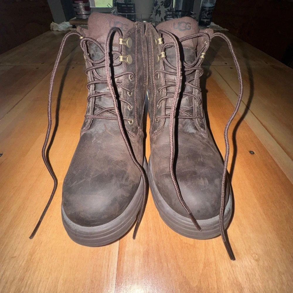 UGG Men's Biltmore Mid‎ Boots in a dark brown leather regular toe Size 10